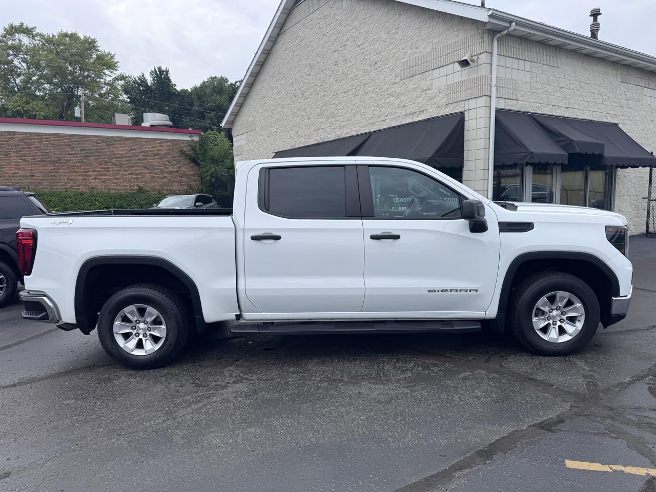 GMC Sierra 1500 4WD Crew Cab 147" Pro 2024