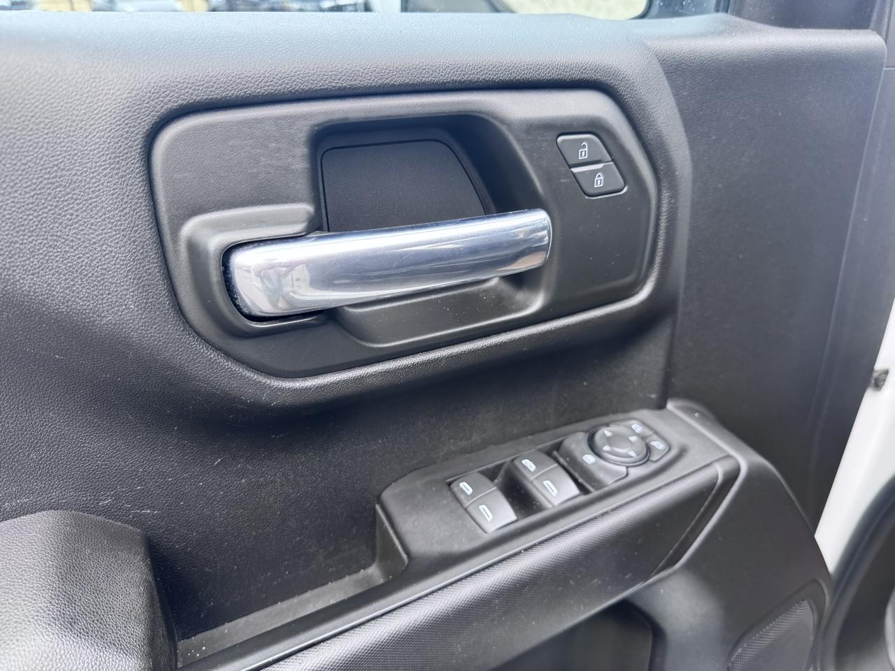 GMC Sierra 1500 4WD Crew Cab 147" Pro 2024