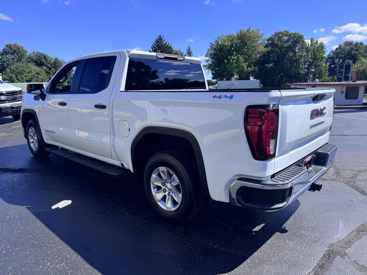 GMC Sierra 1500 4WD Crew Cab 147" Pro 2024