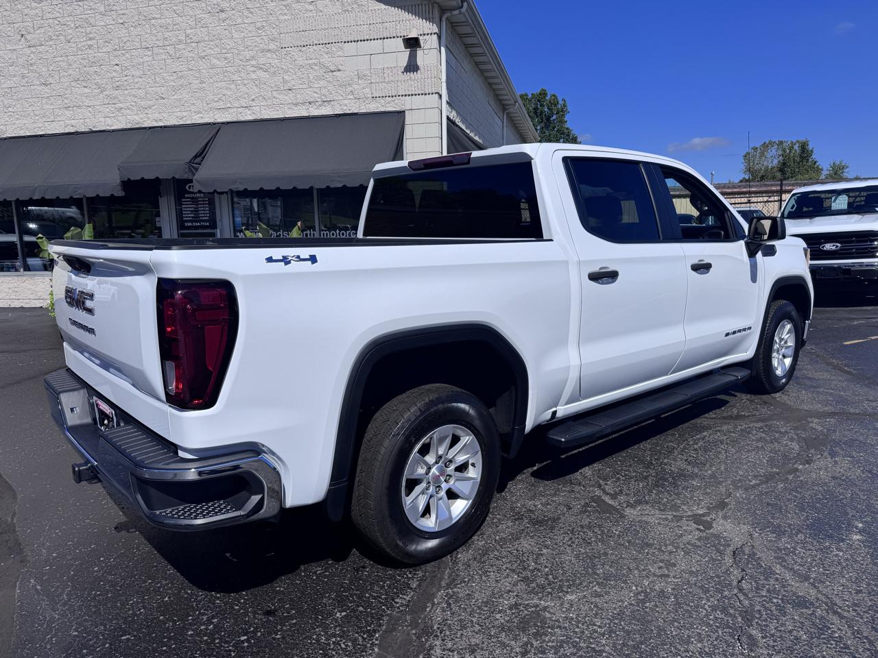 GMC Sierra 1500 4WD Crew Cab 147" Pro 2024