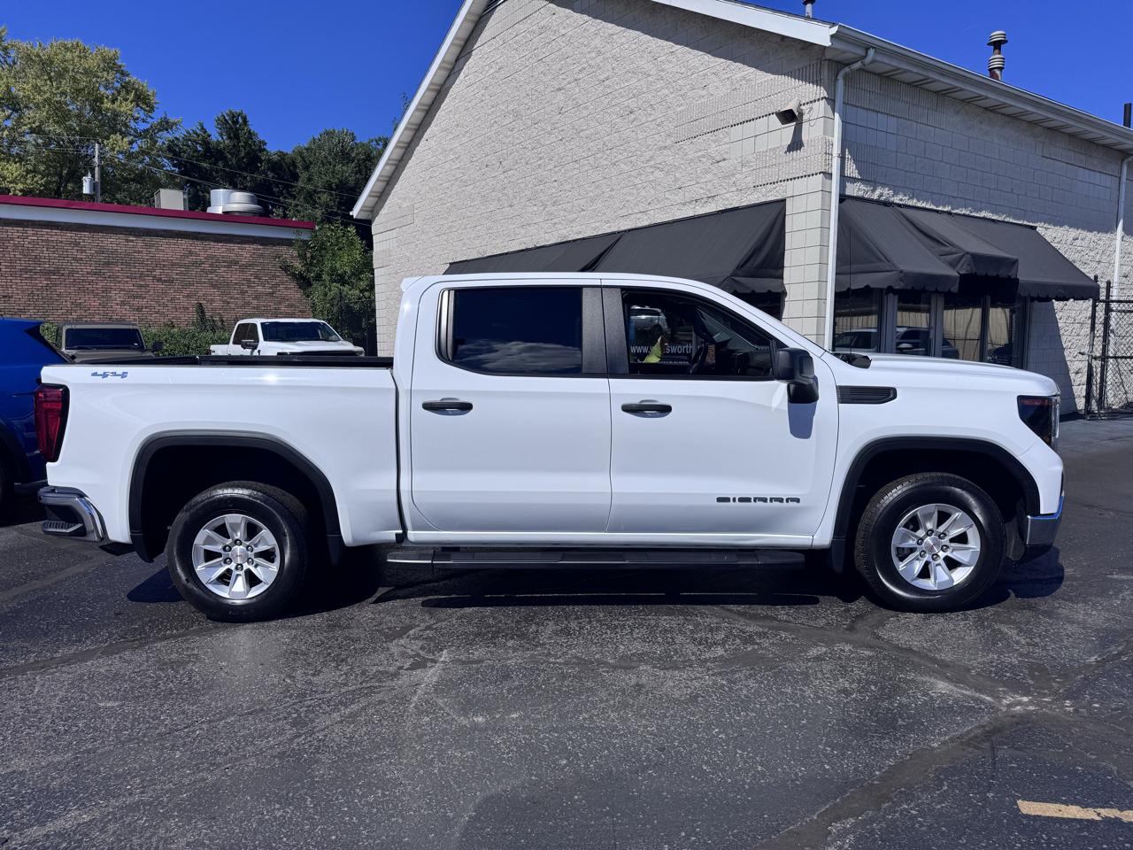 GMC Sierra 1500 4WD Crew Cab 147" Pro 2024