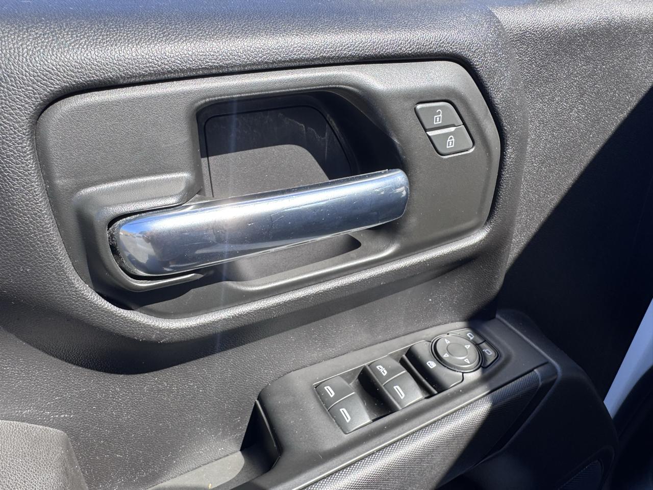 GMC Sierra 1500 4WD Crew Cab 147" Pro 2024