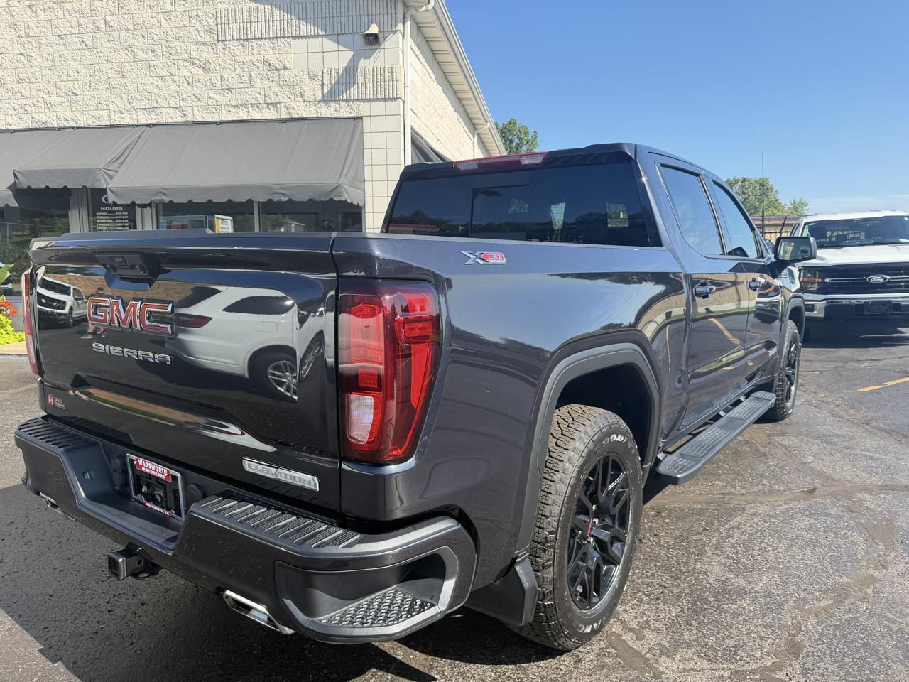 GMC Sierra 1500 4WD Crew Cab 147" Elevation 2025