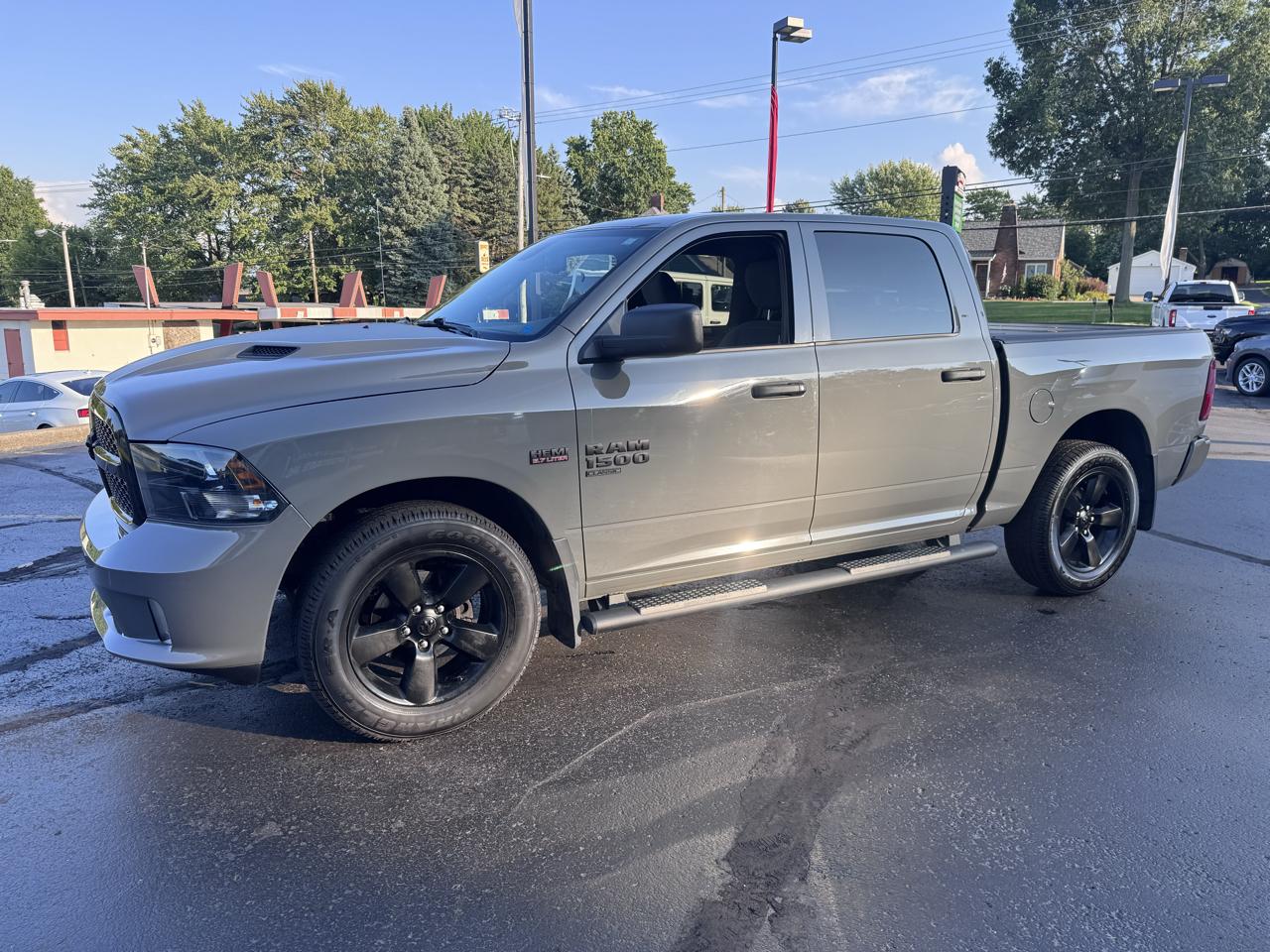 RAM 1500 Classic Express 4x4 Crew Cab 5'7" Box 2022