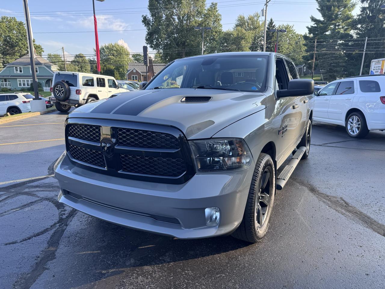 RAM 1500 Classic Express 4x4 Crew Cab 5'7" Box 2022