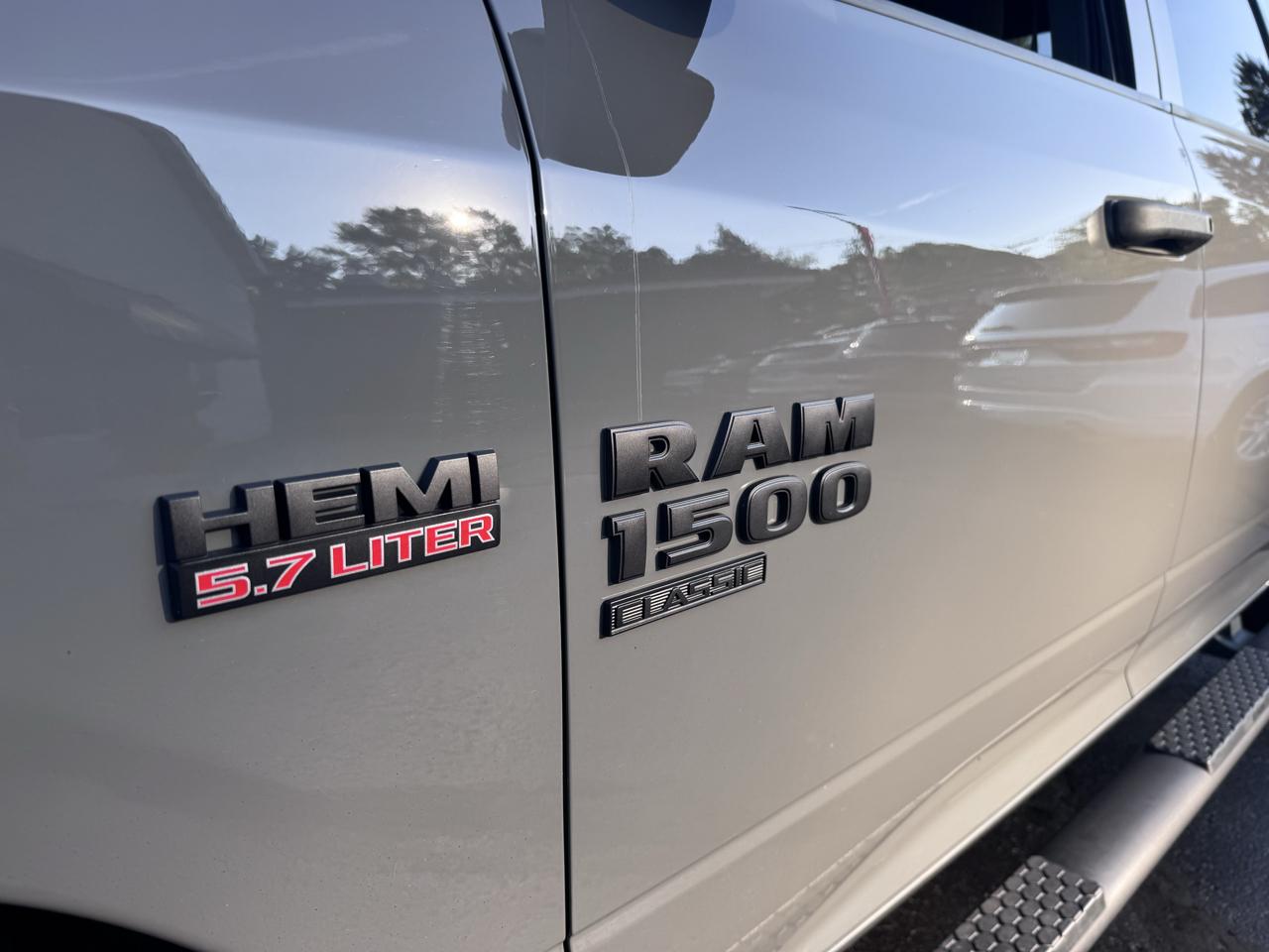 RAM 1500 Classic Express 4x4 Crew Cab 5'7" Box 2022