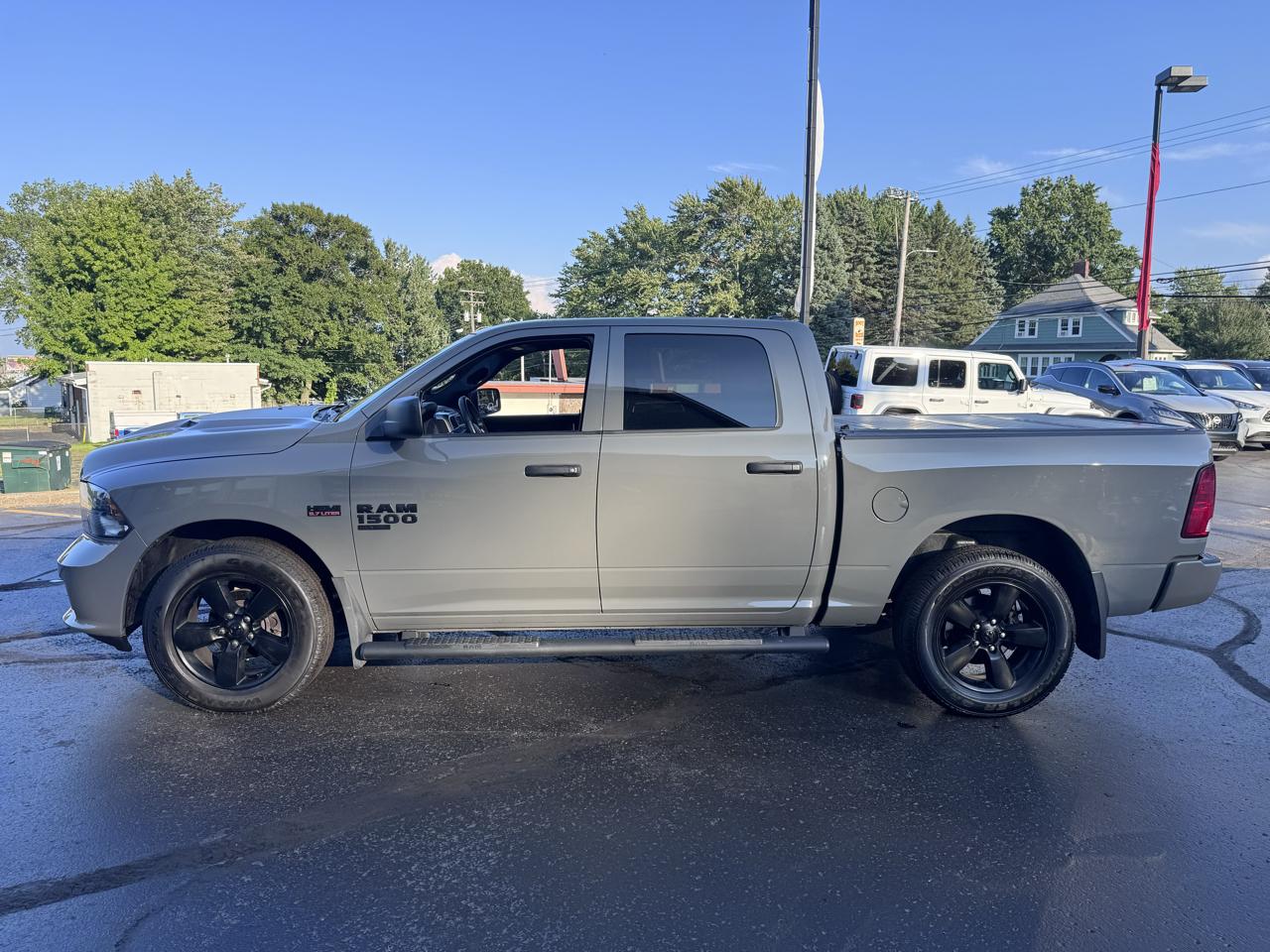 RAM 1500 Classic Express 4x4 Crew Cab 5'7" Box 2022