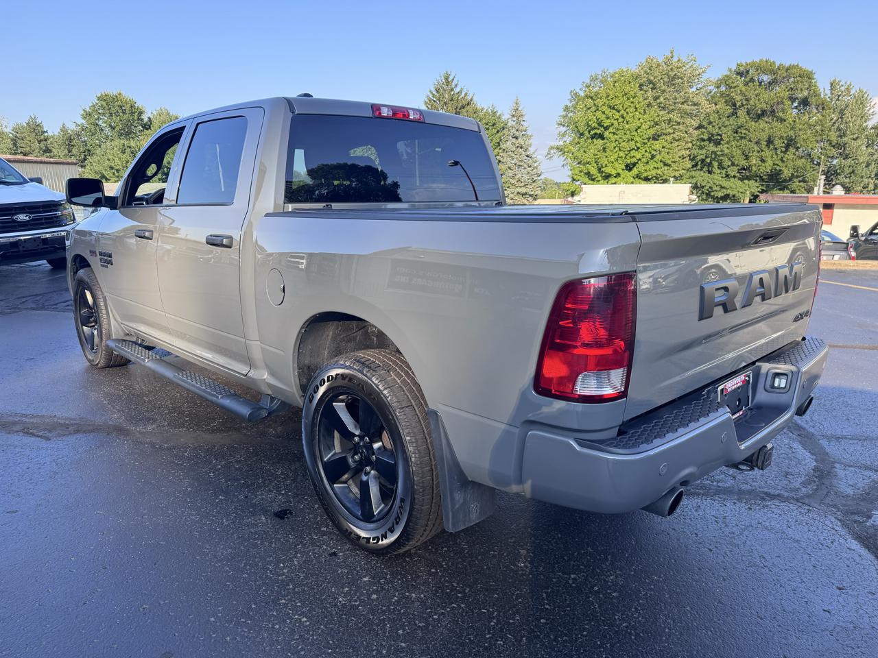 RAM 1500 Classic Express 4x4 Crew Cab 5'7" Box 2022