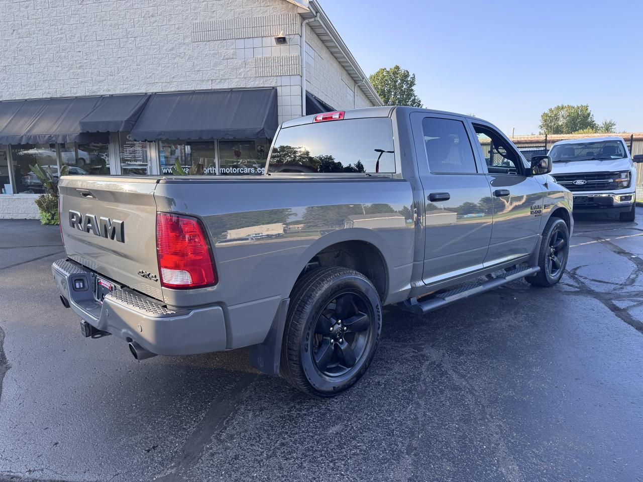 RAM 1500 Classic Express 4x4 Crew Cab 5'7" Box 2022