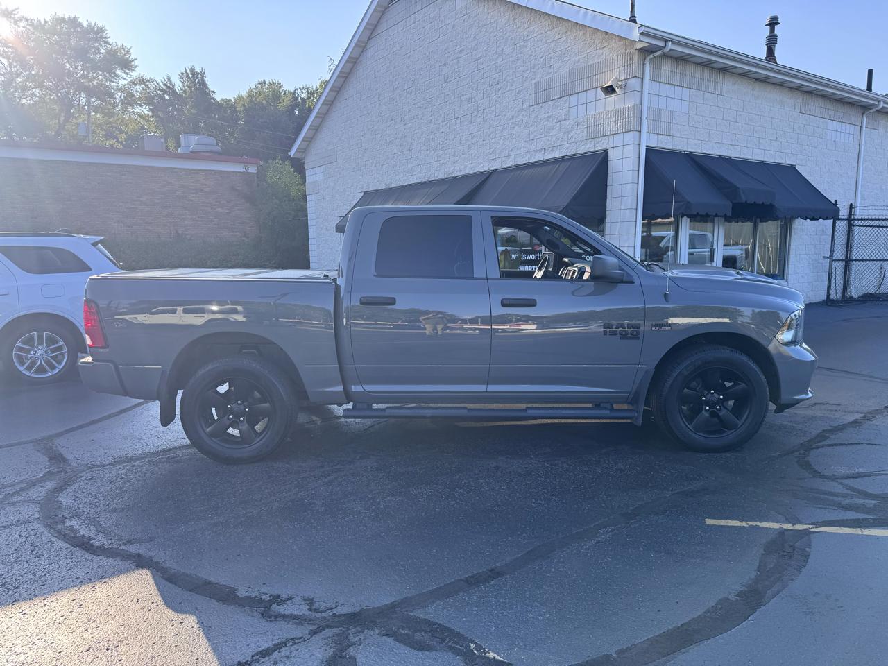 RAM 1500 Classic Express 4x4 Crew Cab 5'7" Box 2022