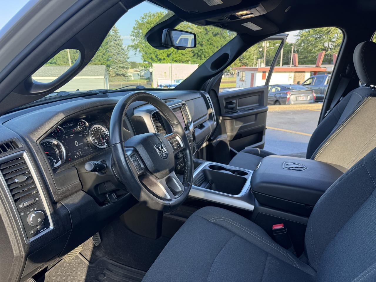 RAM 1500 Classic Express 4x4 Crew Cab 5'7" Box 2022