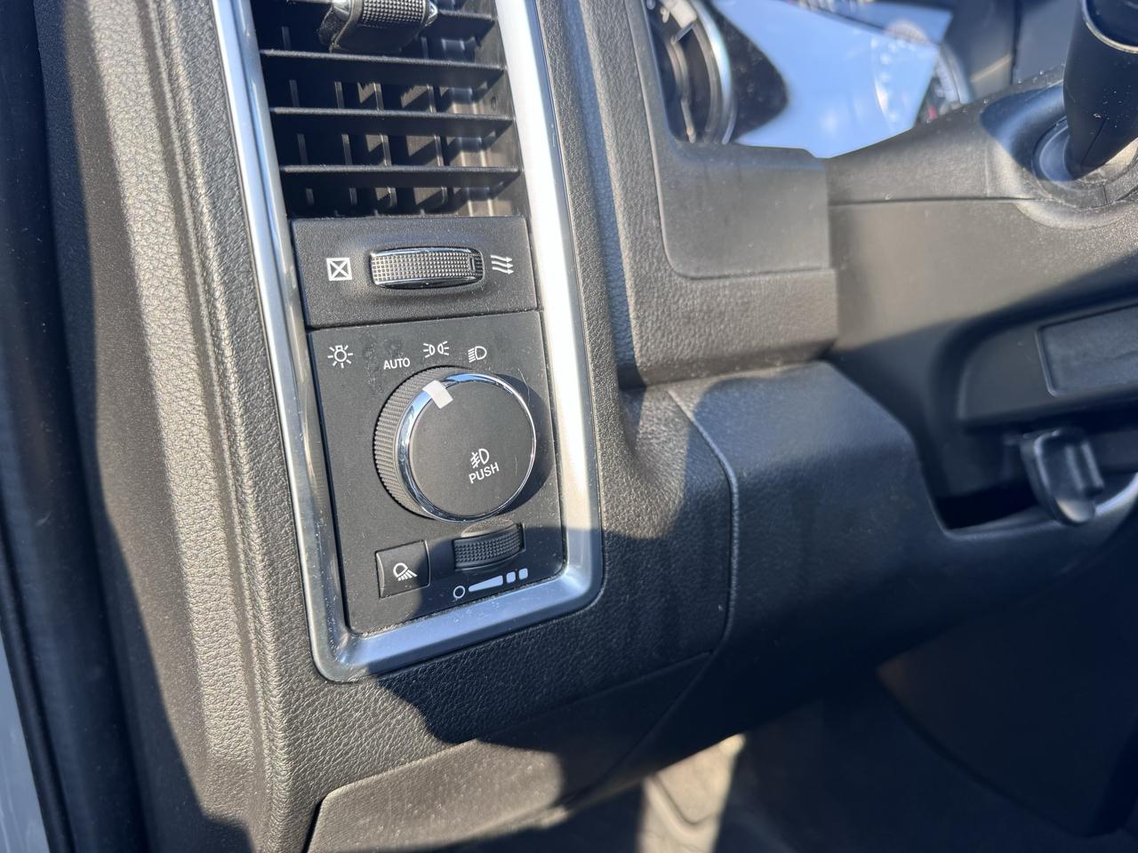 RAM 1500 Classic Express 4x4 Crew Cab 5'7" Box 2022