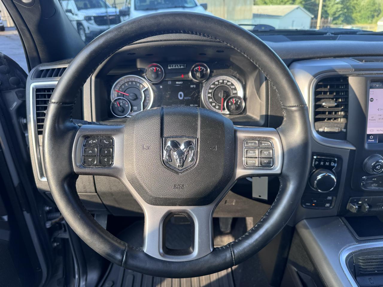 RAM 1500 Classic Express 4x4 Crew Cab 5'7" Box 2022