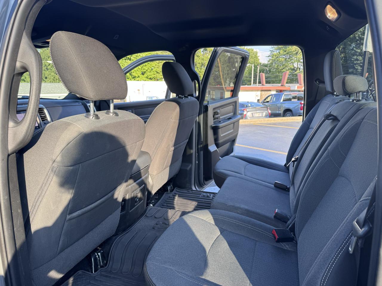 RAM 1500 Classic Express 4x4 Crew Cab 5'7" Box 2022