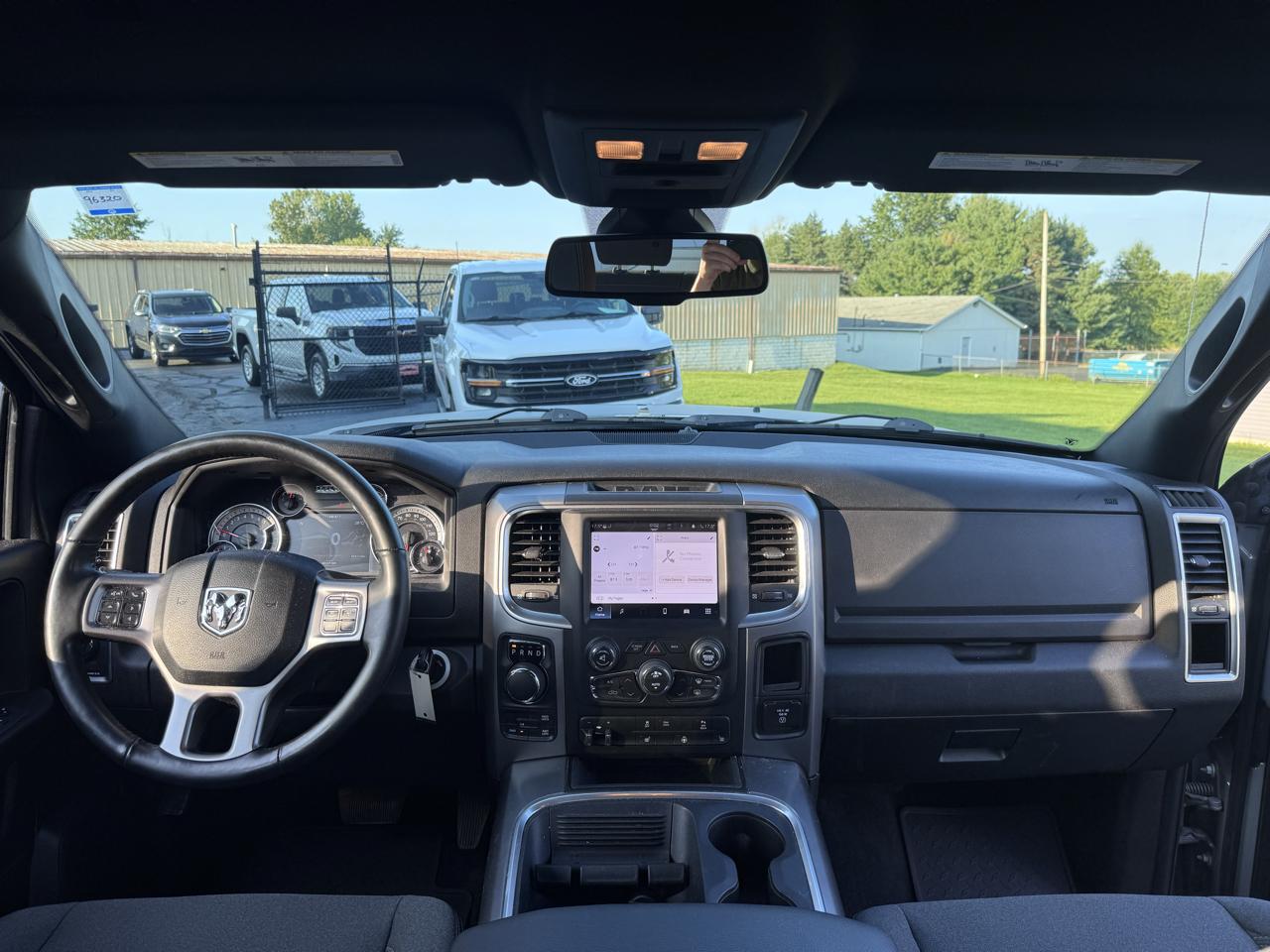 RAM 1500 Classic Express 4x4 Crew Cab 5'7" Box 2022