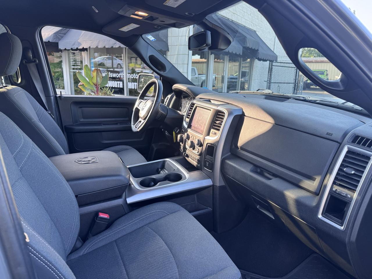 RAM 1500 Classic Express 4x4 Crew Cab 5'7" Box 2022