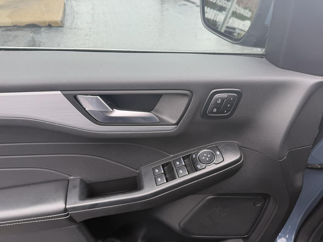 Ford Escape Platinum AWD 2025