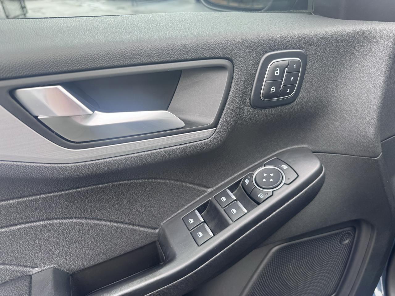 Ford Escape Platinum AWD 2025