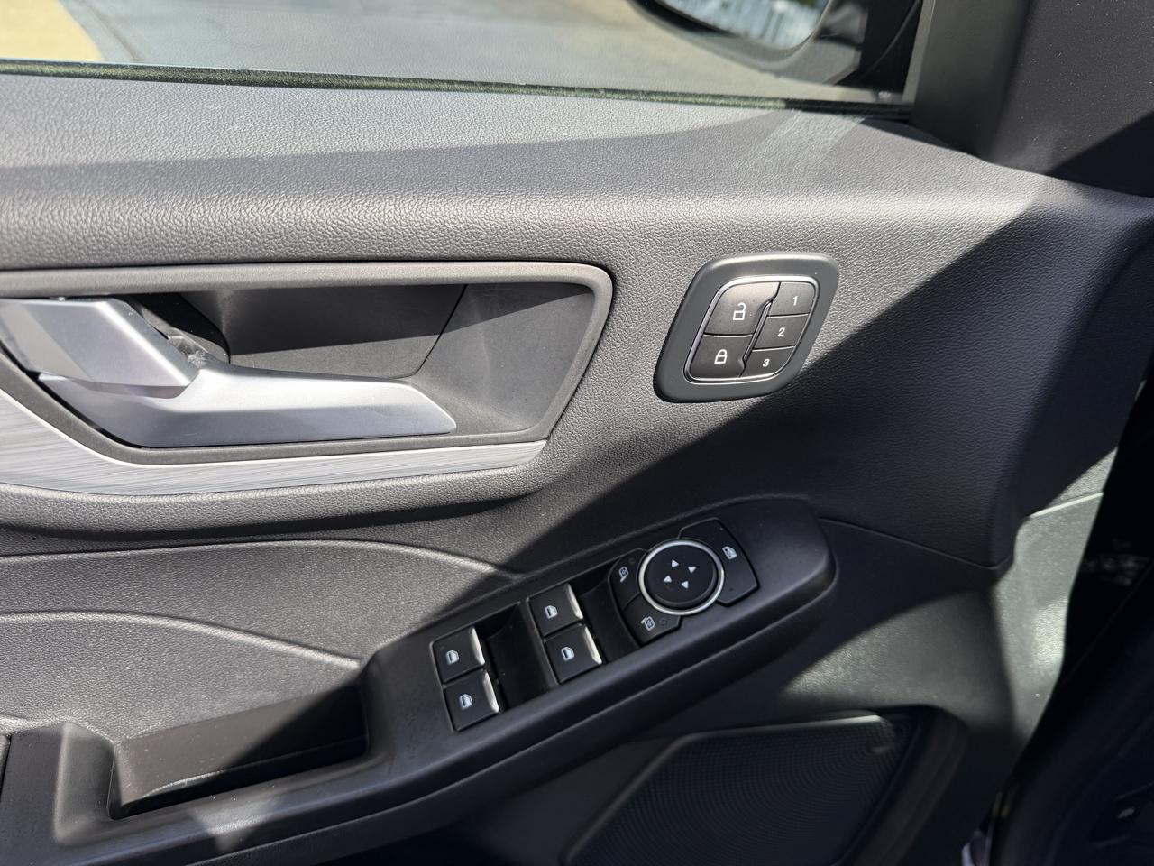 Ford Escape Platinum AWD 2025