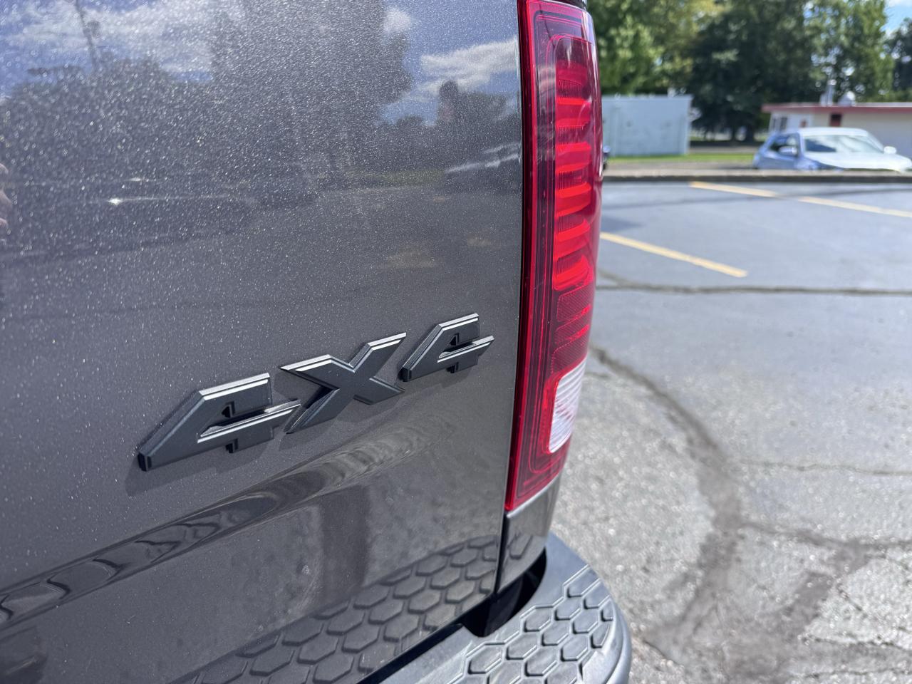 RAM 1500 Classic Warlock 4x4 Crew Cab 5'7" Box 2022