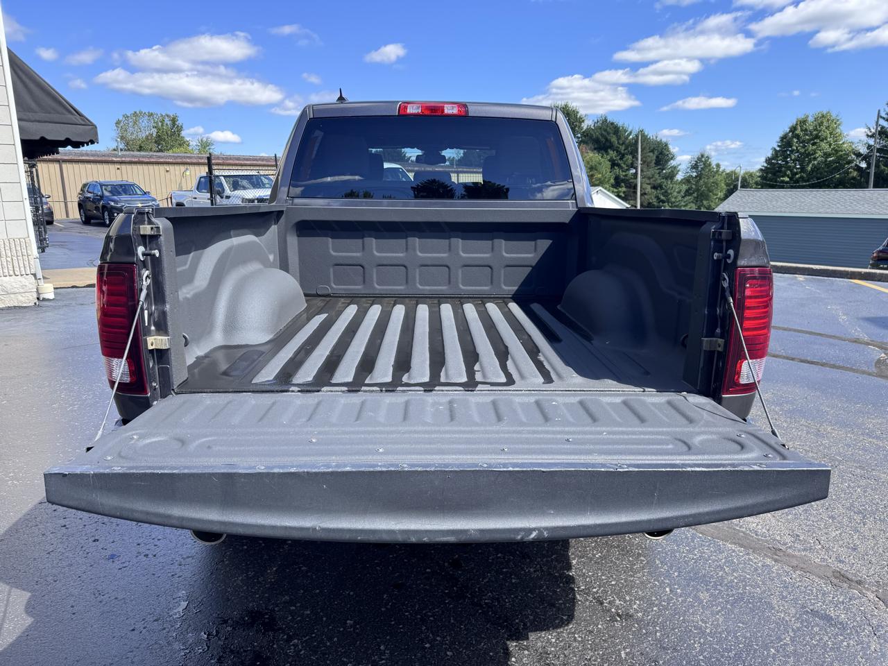 RAM 1500 Classic Warlock 4x4 Crew Cab 5'7" Box 2022