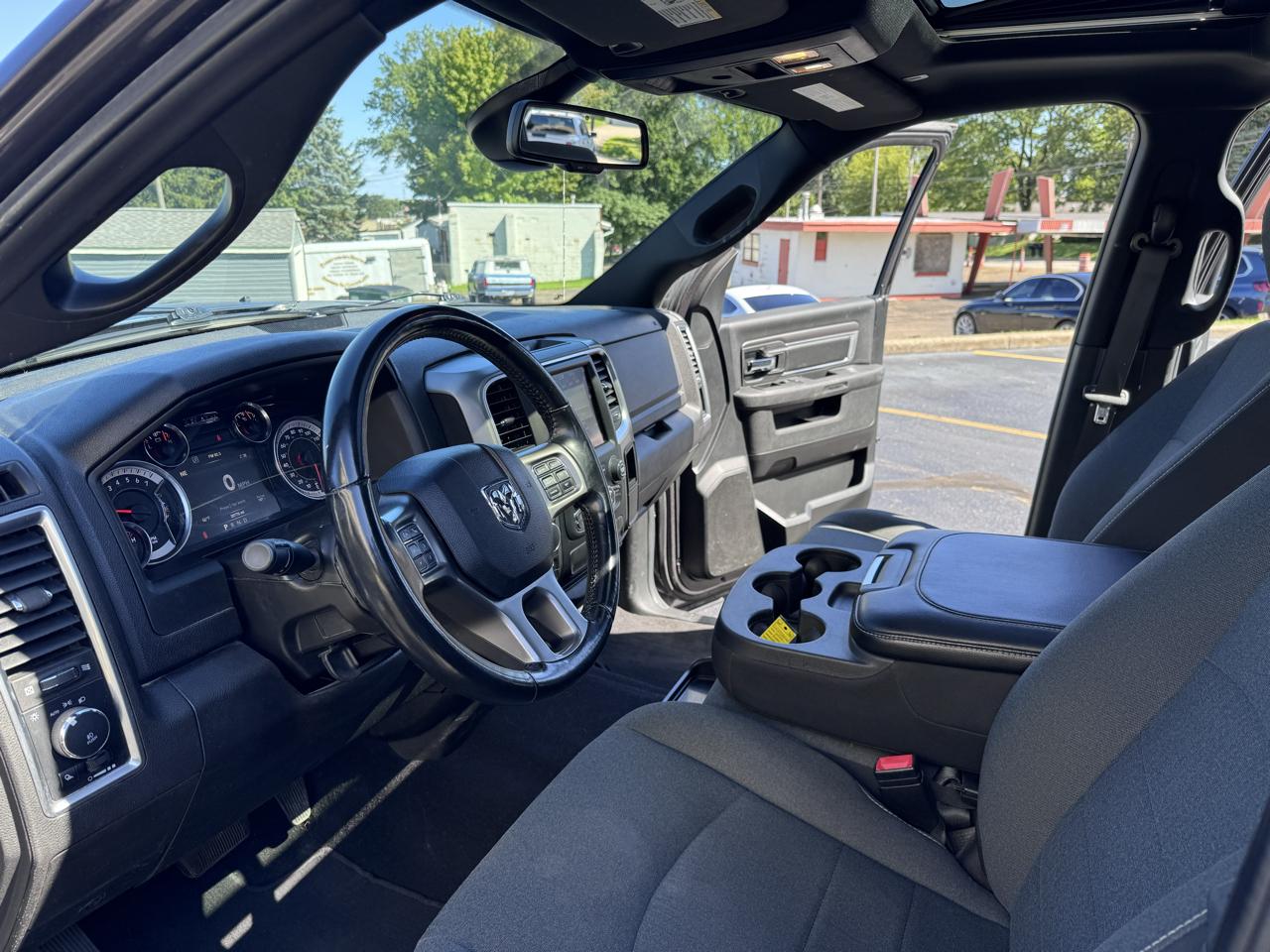 RAM 1500 Classic Warlock 4x4 Crew Cab 5'7" Box 2022