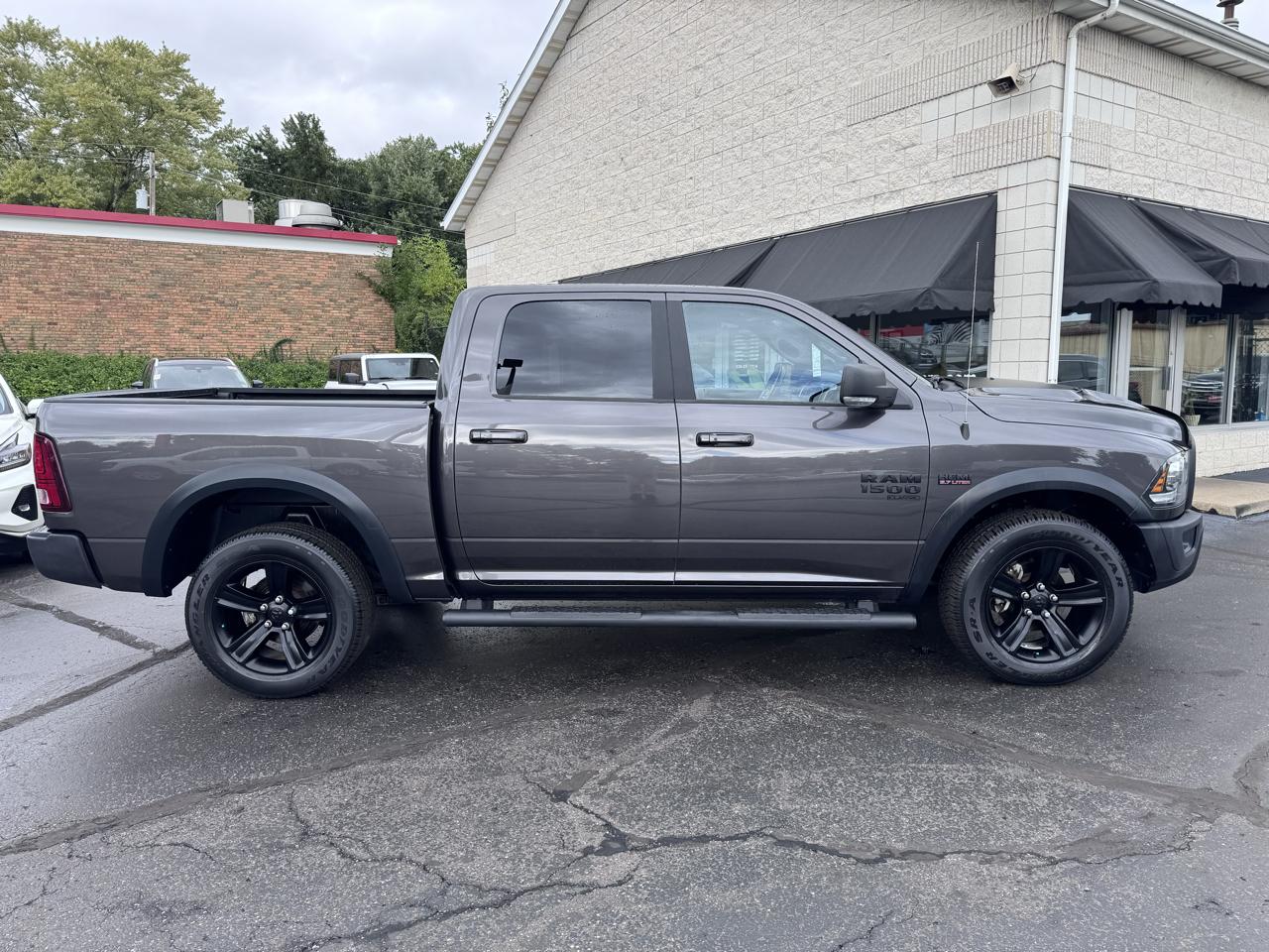 RAM 1500 Classic Warlock 4x4 Crew Cab 5'7" Box 2022