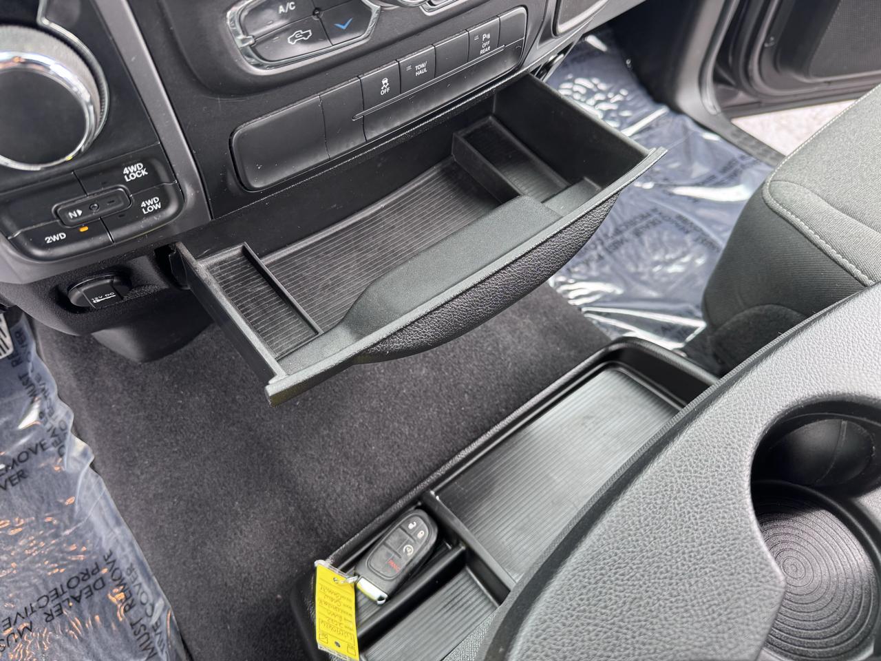 RAM 1500 Classic Warlock 4x4 Crew Cab 5'7" Box 2022