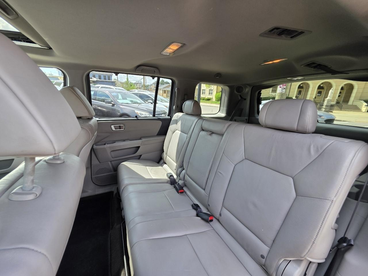 Honda Pilot Touring 2WD 5-Spd AT 2010