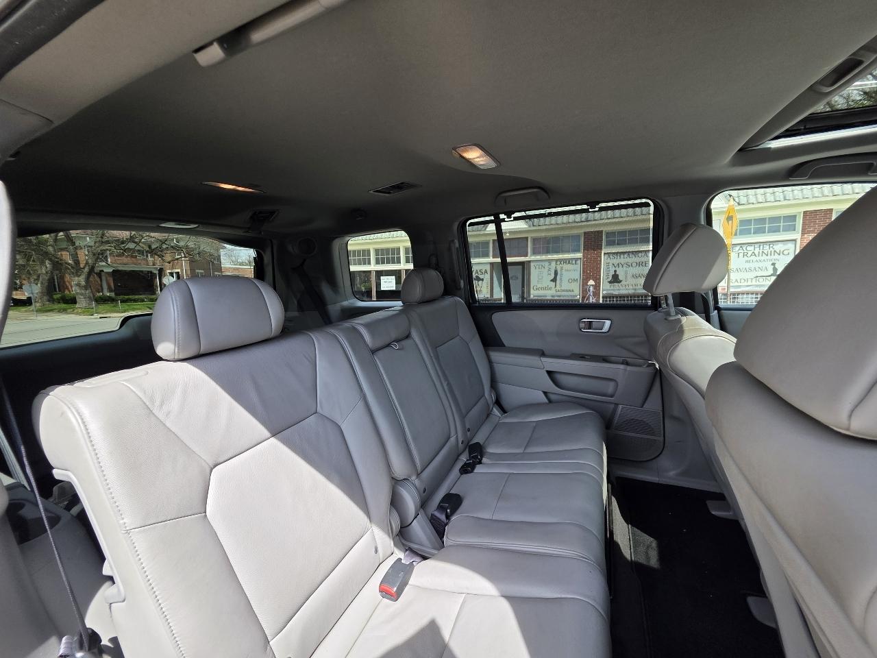 Honda Pilot Touring 2WD 5-Spd AT 2010