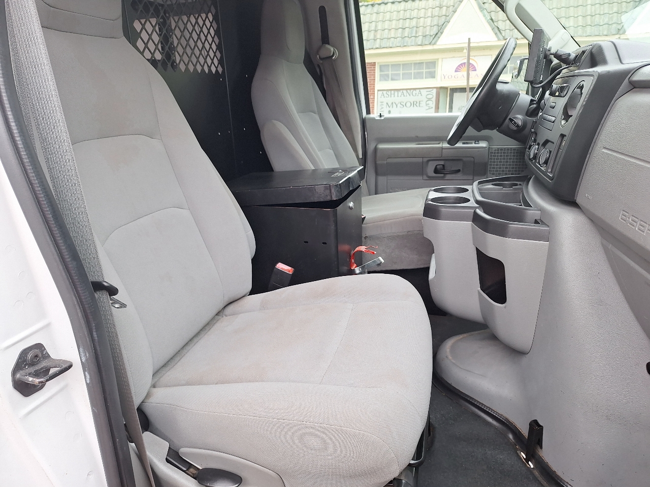 2013 Ford E-150 photo 9