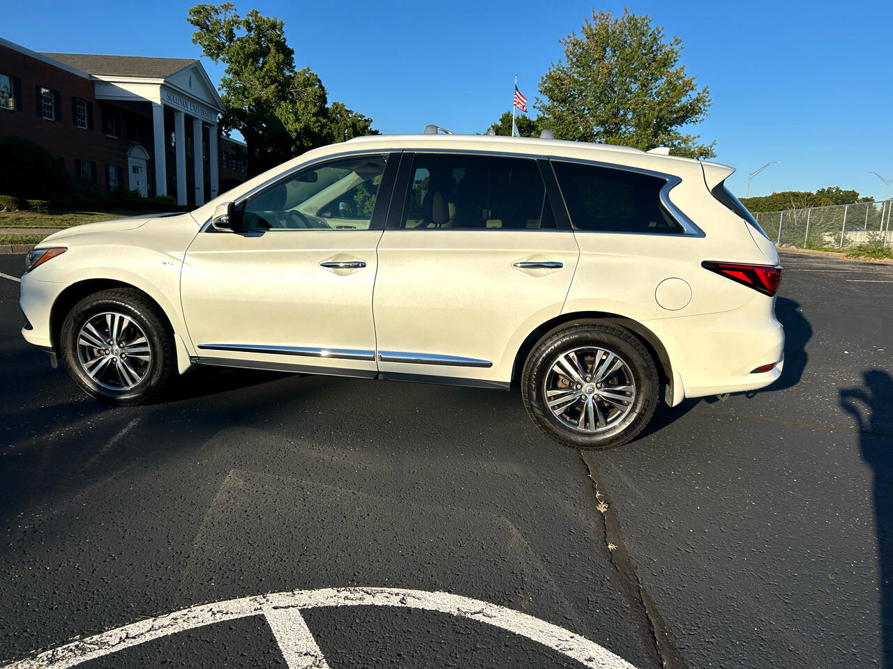 2017 Infiniti QX60 Base AWD photo 2