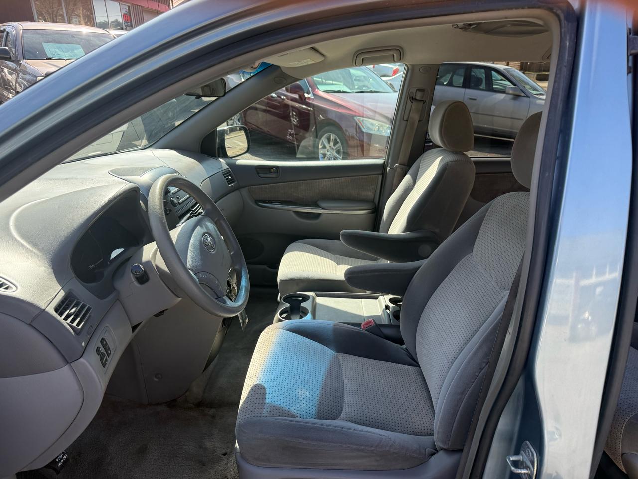 Toyota Sienna LE 7-Passenger 2006