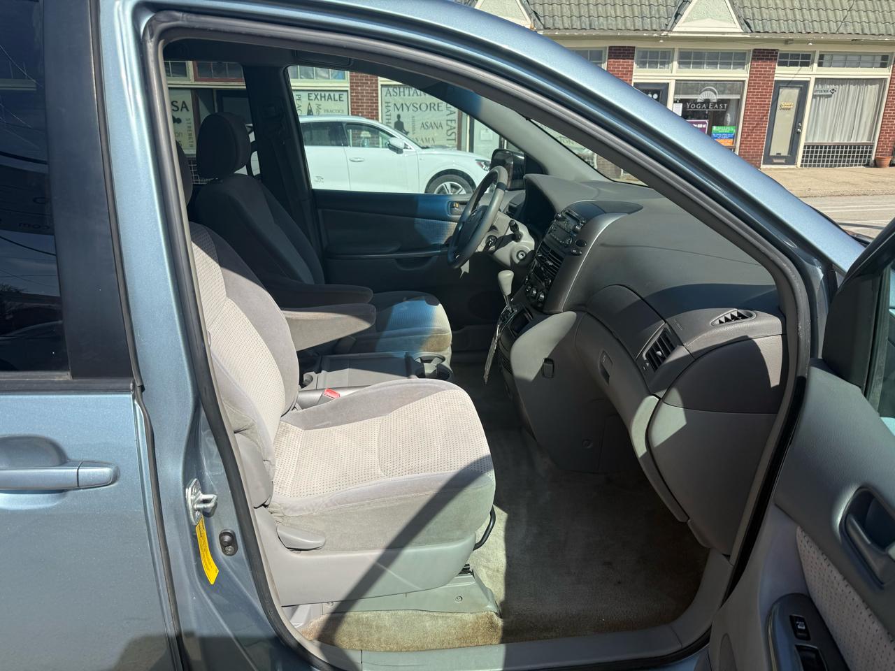 Toyota Sienna LE 7-Passenger 2006