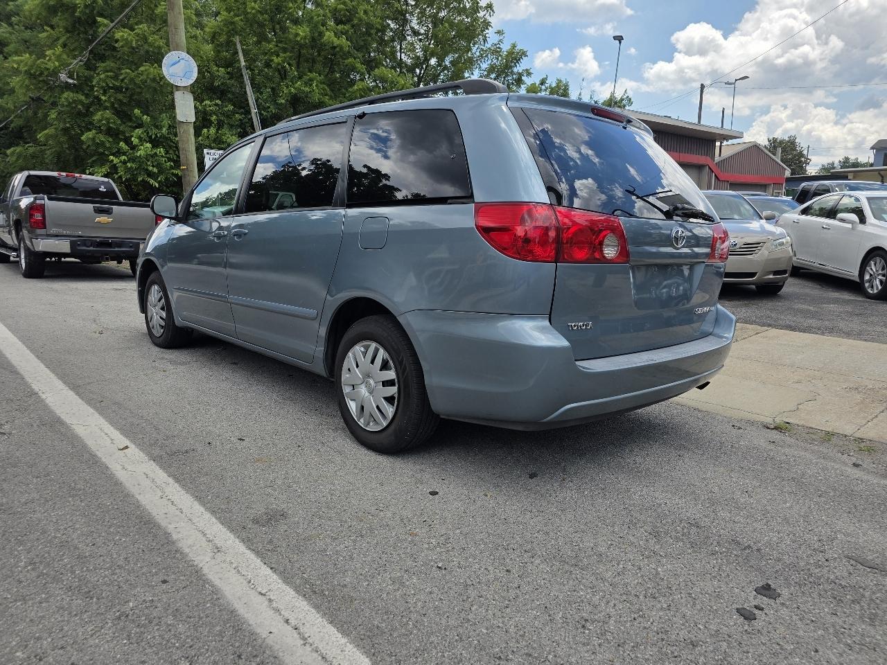 Toyota Sienna LE 7-Passenger 2006