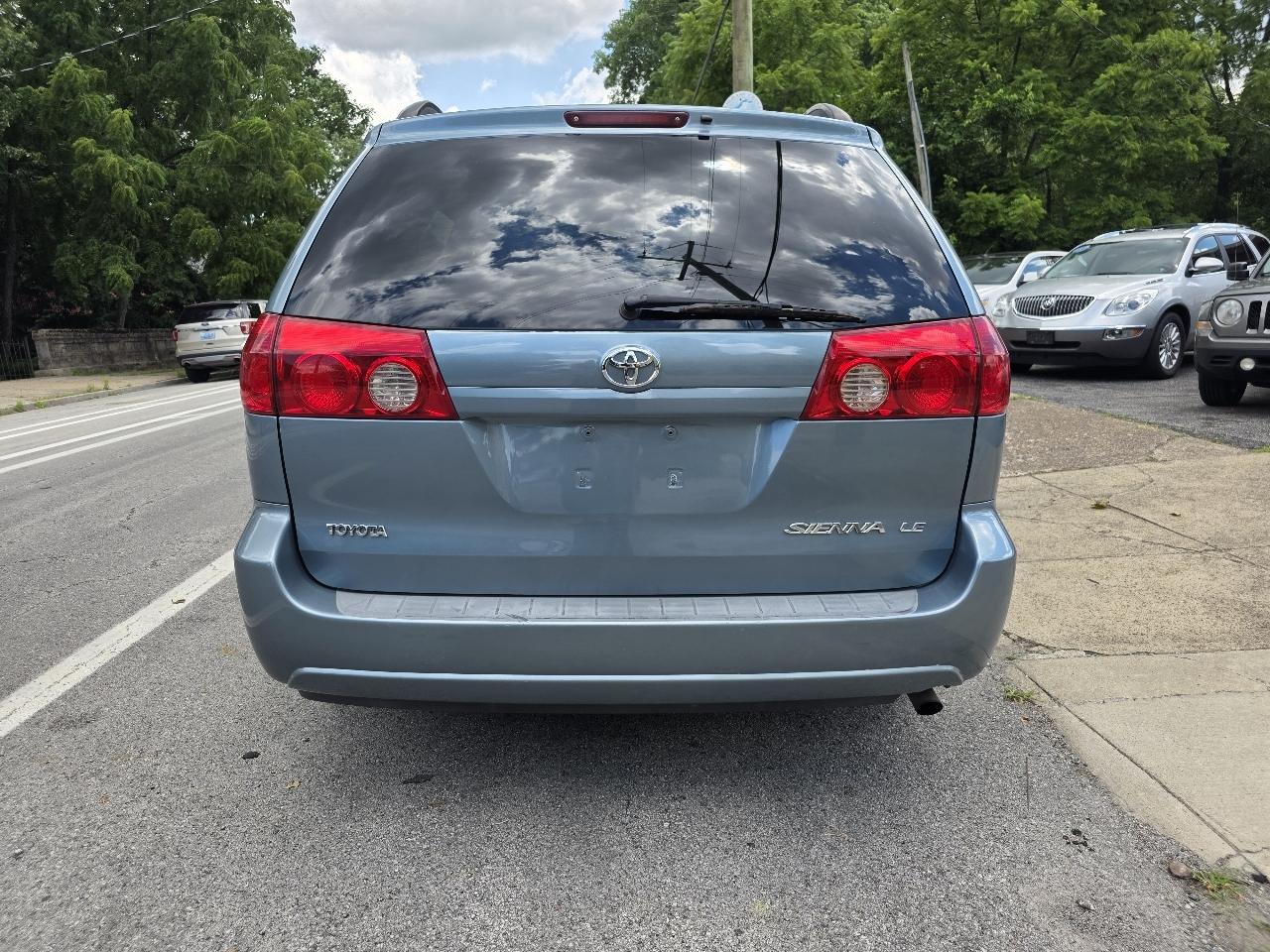 Toyota Sienna LE 7-Passenger 2006