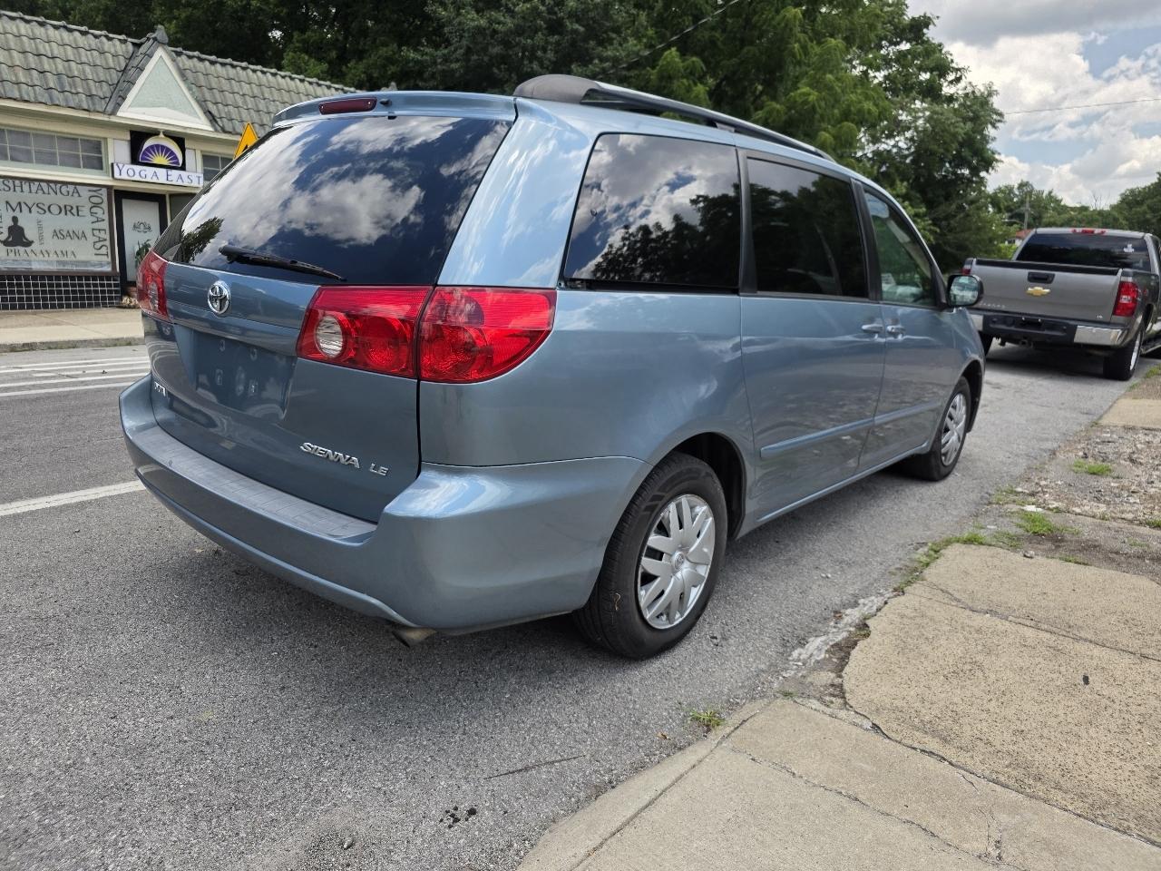 Toyota Sienna LE 7-Passenger 2006