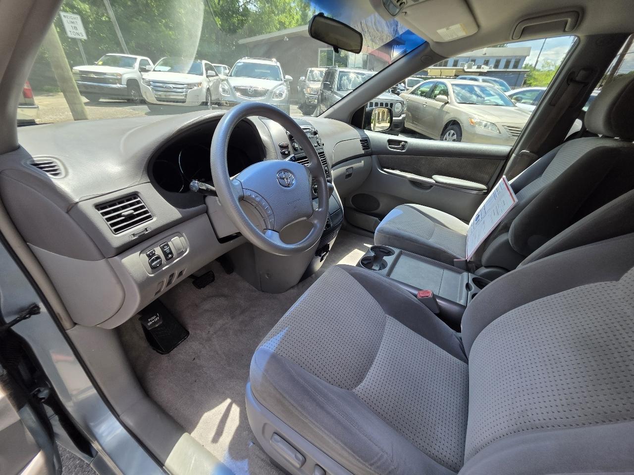 Toyota Sienna LE 7-Passenger 2006