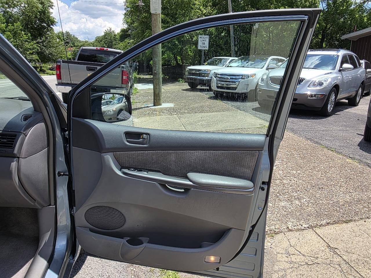 Toyota Sienna LE 7-Passenger 2006