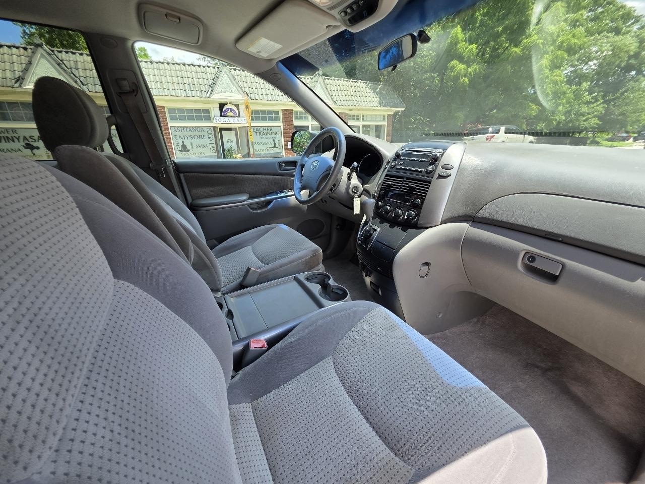Toyota Sienna LE 7-Passenger 2006