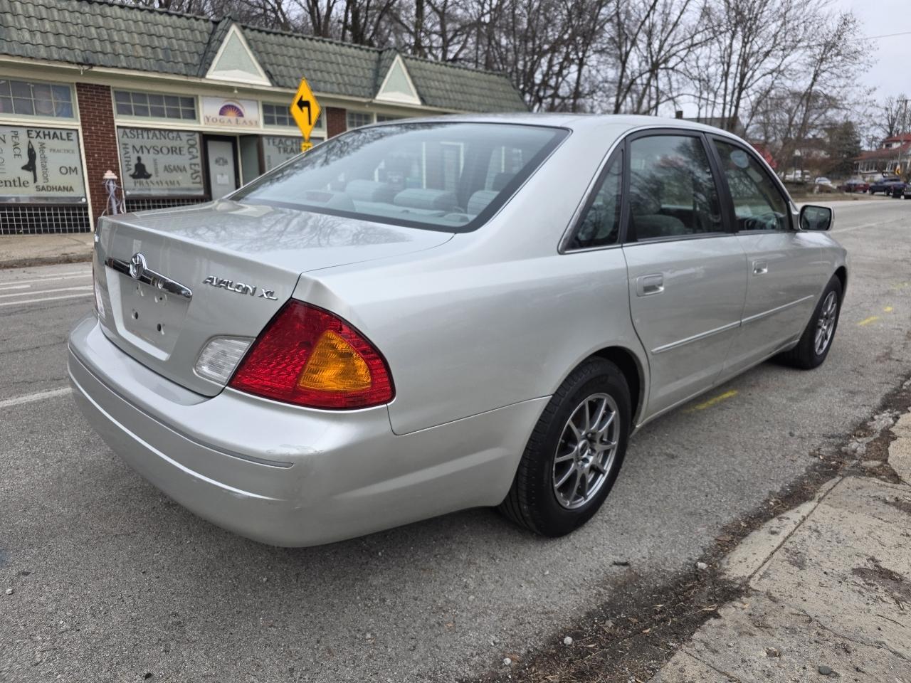 Toyota Avalon XLS 4D Sedan 2000