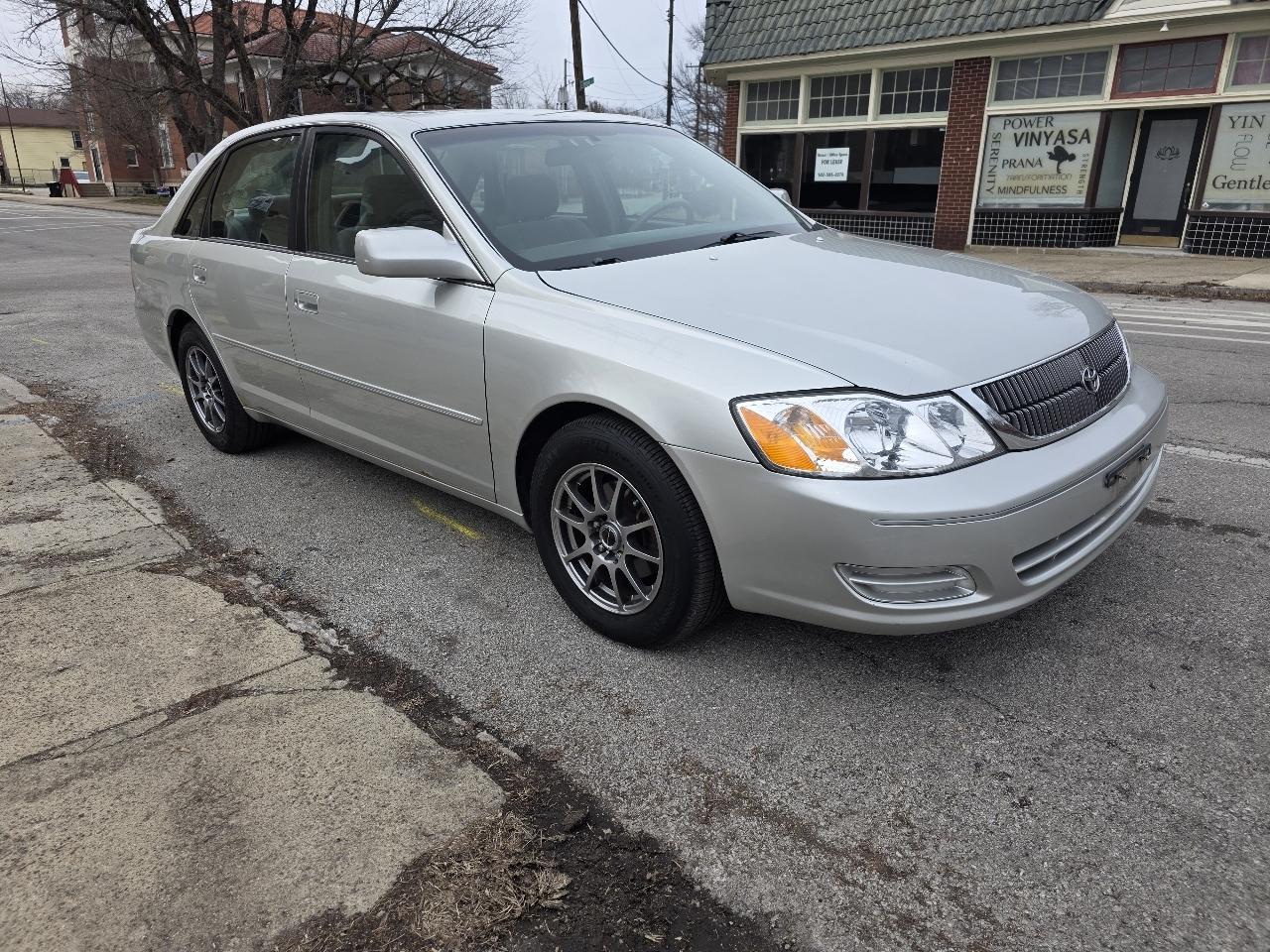 Toyota Avalon XLS 4D Sedan 2000