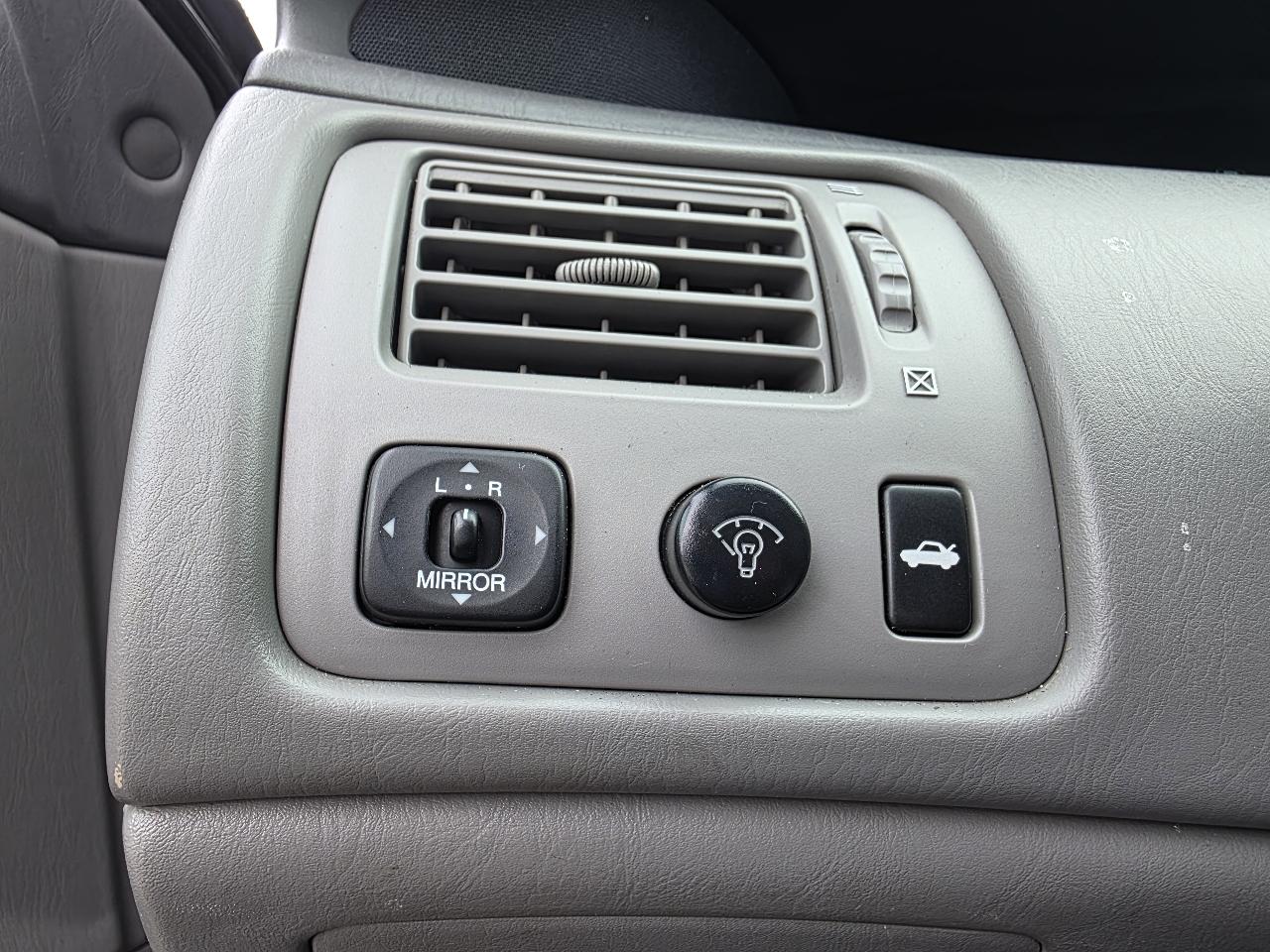 Toyota Avalon XLS 4D Sedan 2000