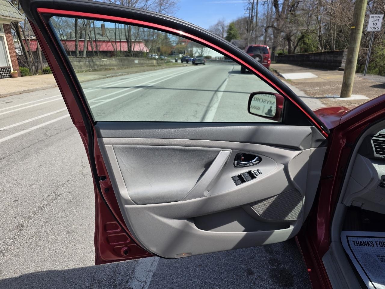 Toyota Camry LE 5-Spd AT 2009