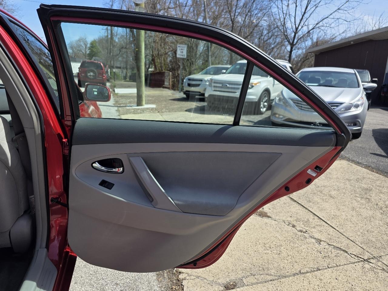 Toyota Camry LE 5-Spd AT 2009