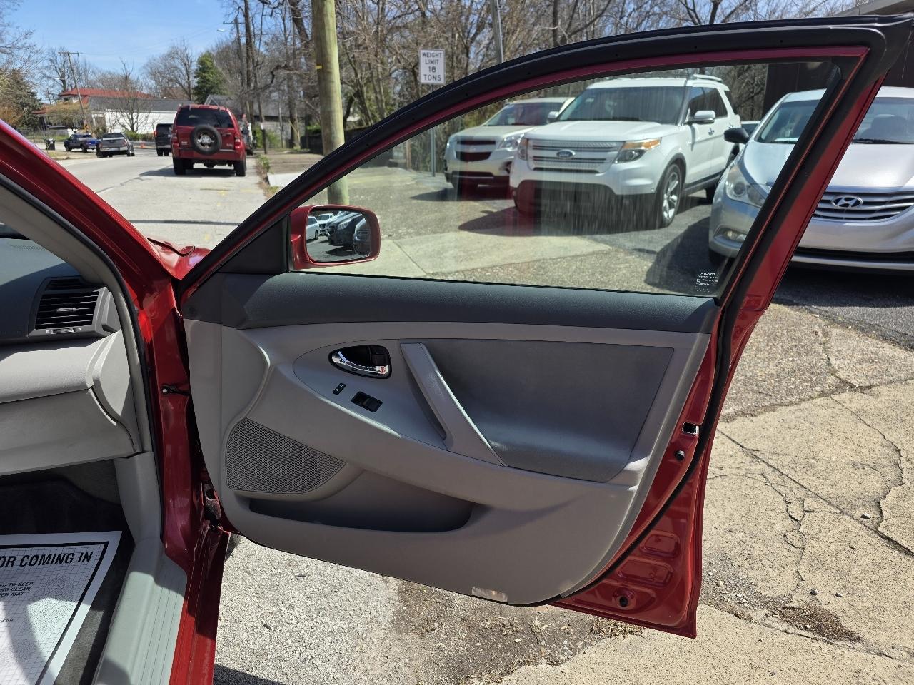 Toyota Camry LE 5-Spd AT 2009