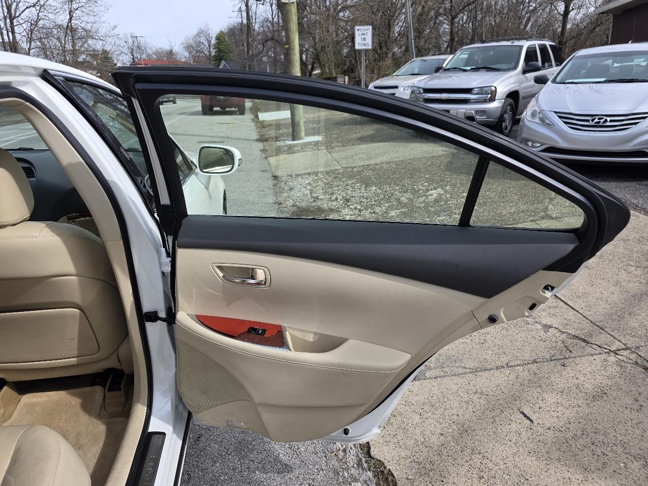 Lexus ES 350 Sedan 2011