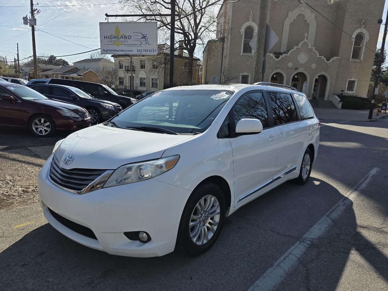 Toyota Sienna XLE FWD 8-Passenger V6 2013