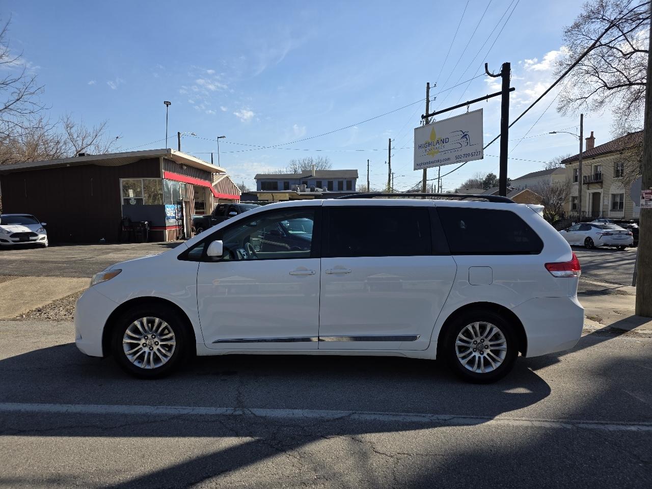 Toyota Sienna XLE FWD 8-Passenger V6 2013
