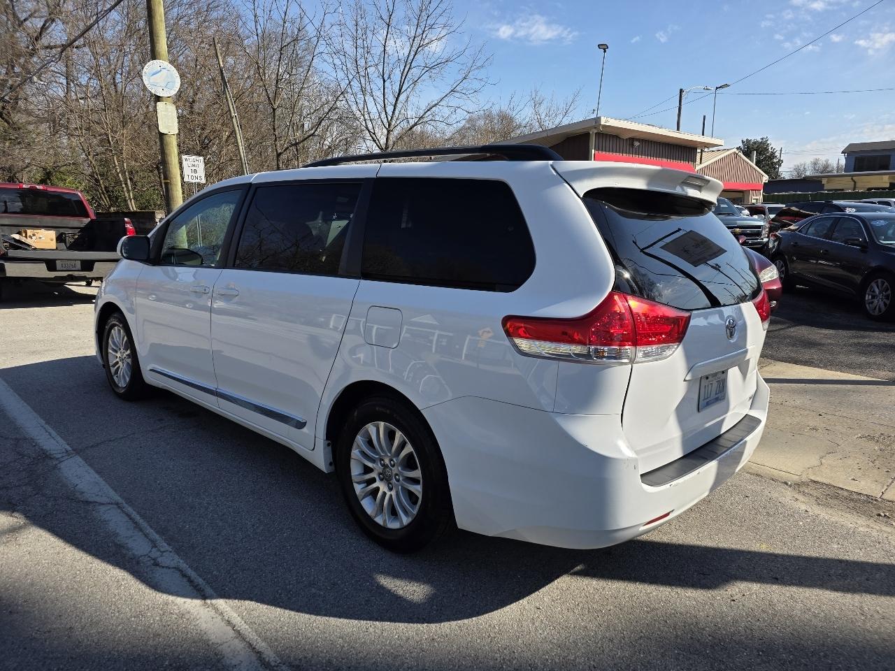 Toyota Sienna XLE FWD 8-Passenger V6 2013